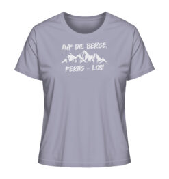 Lavendelfarbenes Bio Auf die Berge Damen Shirt fürs Wandern, die Berge und Bergfreunde. Ein tolles Berg Geschenk für die Bergtour, Bergfans und Bergliebhaber. Nachhaltige Berg Geschenke und Berg T-Shirts hier bestellen.