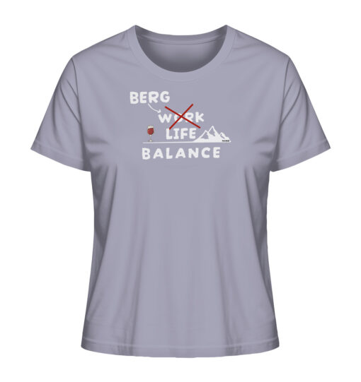 Lavendelfarbenes Bio Berg Life Balance Damen Shirt fürs Wandern, die Berge und Bergfreunde. Ein tolles Berg Geschenk für die Bergtour, Bergfans und Bergliebhaber. Nachhaltige Berg Geschenke und Berg T-Shirts hier bestellen.