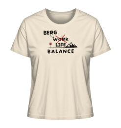 Naturweißes Bio Berg Life Balance Damen Shirt fürs Wandern, die Berge und Bergfreunde. Ein tolles Berg Geschenk für die Bergtour, Bergfans und Bergliebhaber. Nachhaltige Berg Geschenke und Berg T-Shirts hier bestellen.