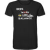 Lustiges Berg Life Balance Shirt Herren für Bergsteiger, die Berge und Bergfreunde. Ein tolles Berg Geschenk für die Bergtour, Bergfans und Bergliebhaber. Nachhaltige Berg Geschenke und Bio Bergshirts für Herren hier bestellen.