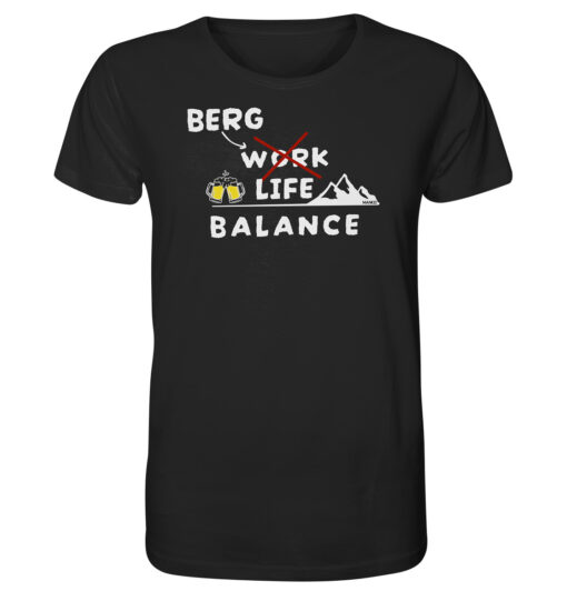 Lustiges Berg Life Balance Shirt Herren für Bergsteiger, die Berge und Bergfreunde. Ein tolles Berg Geschenk für die Bergtour, Bergfans und Bergliebhaber. Nachhaltige Berg Geschenke und Bio Bergshirts für Herren hier bestellen.